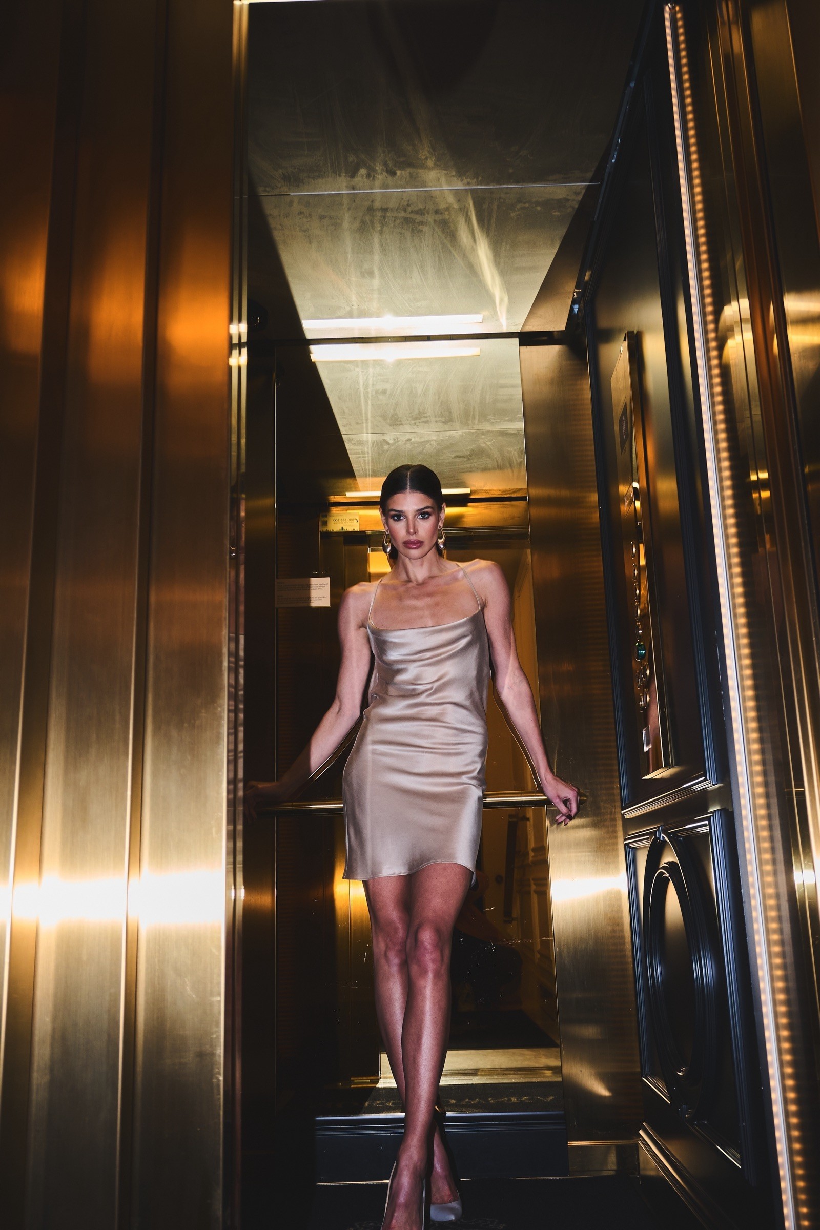 SUKIENKA GLOSSY BEIGE SILK