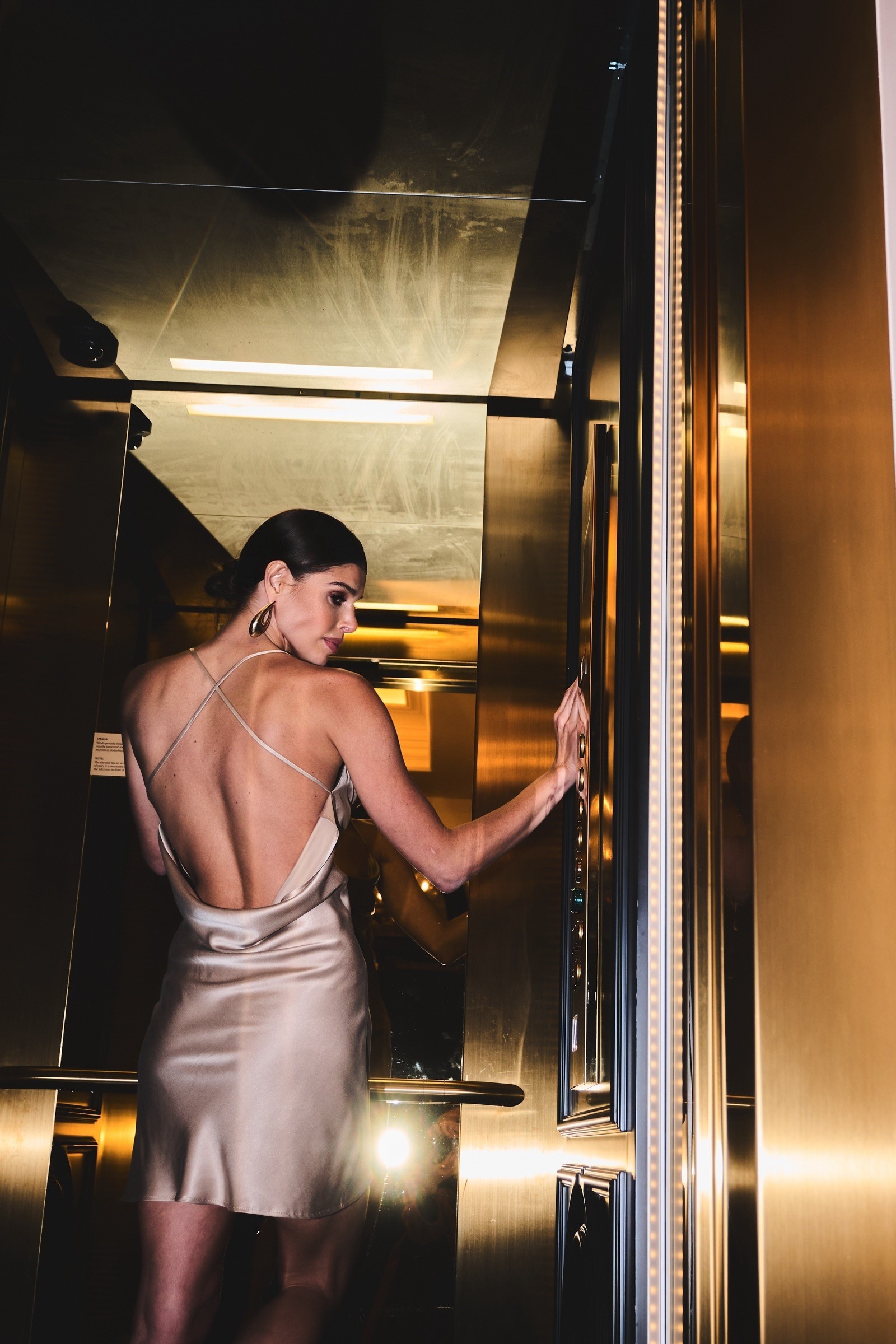 SUKIENKA GLOSSY BEIGE SILK