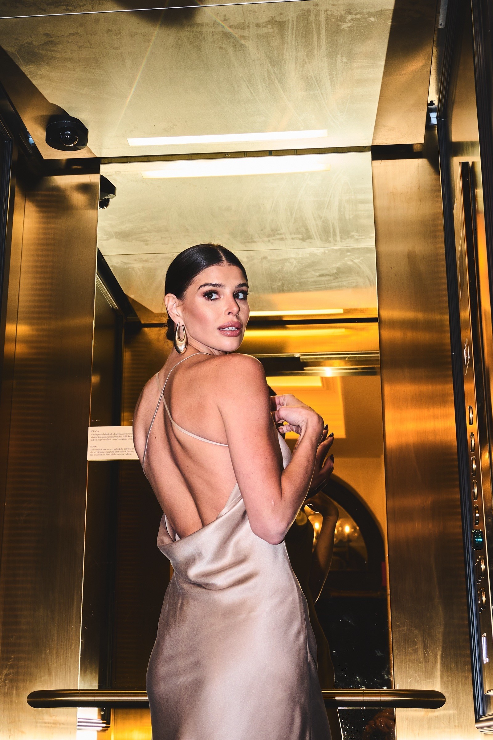 SUKIENKA GLOSSY BEIGE SILK