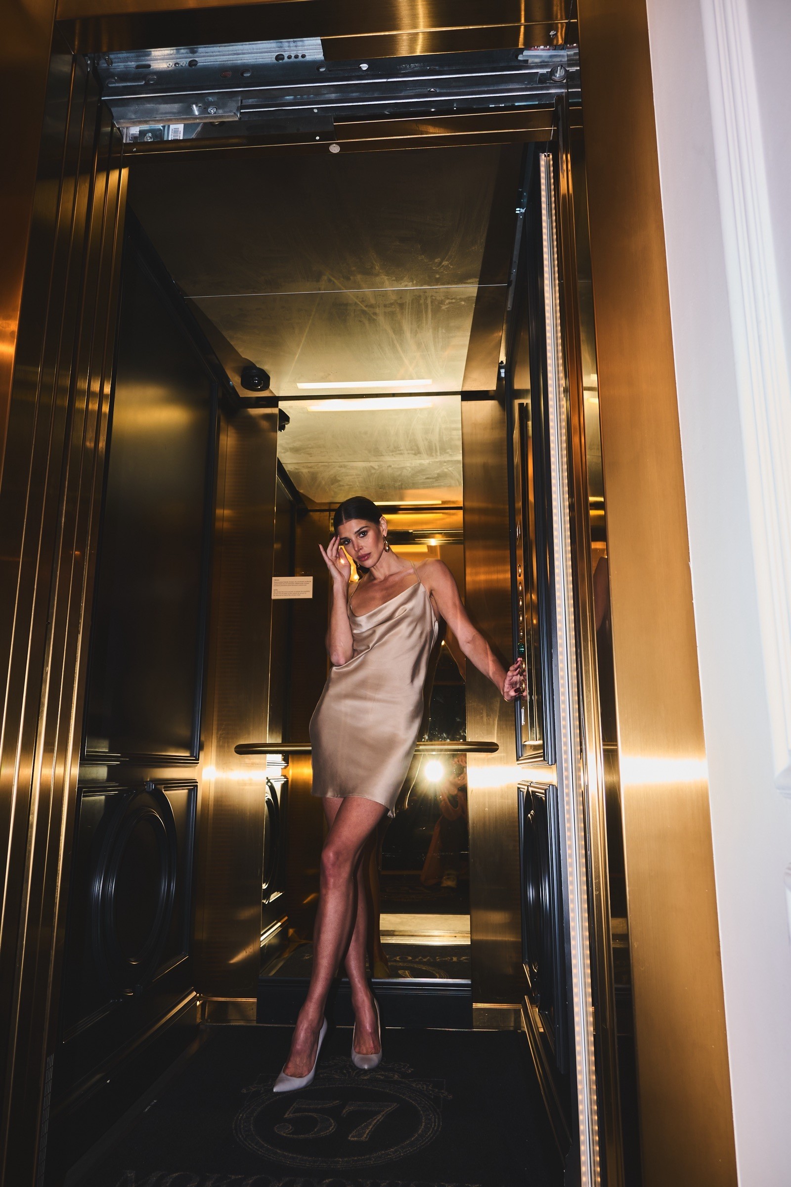 SUKIENKA GLOSSY BEIGE SILK