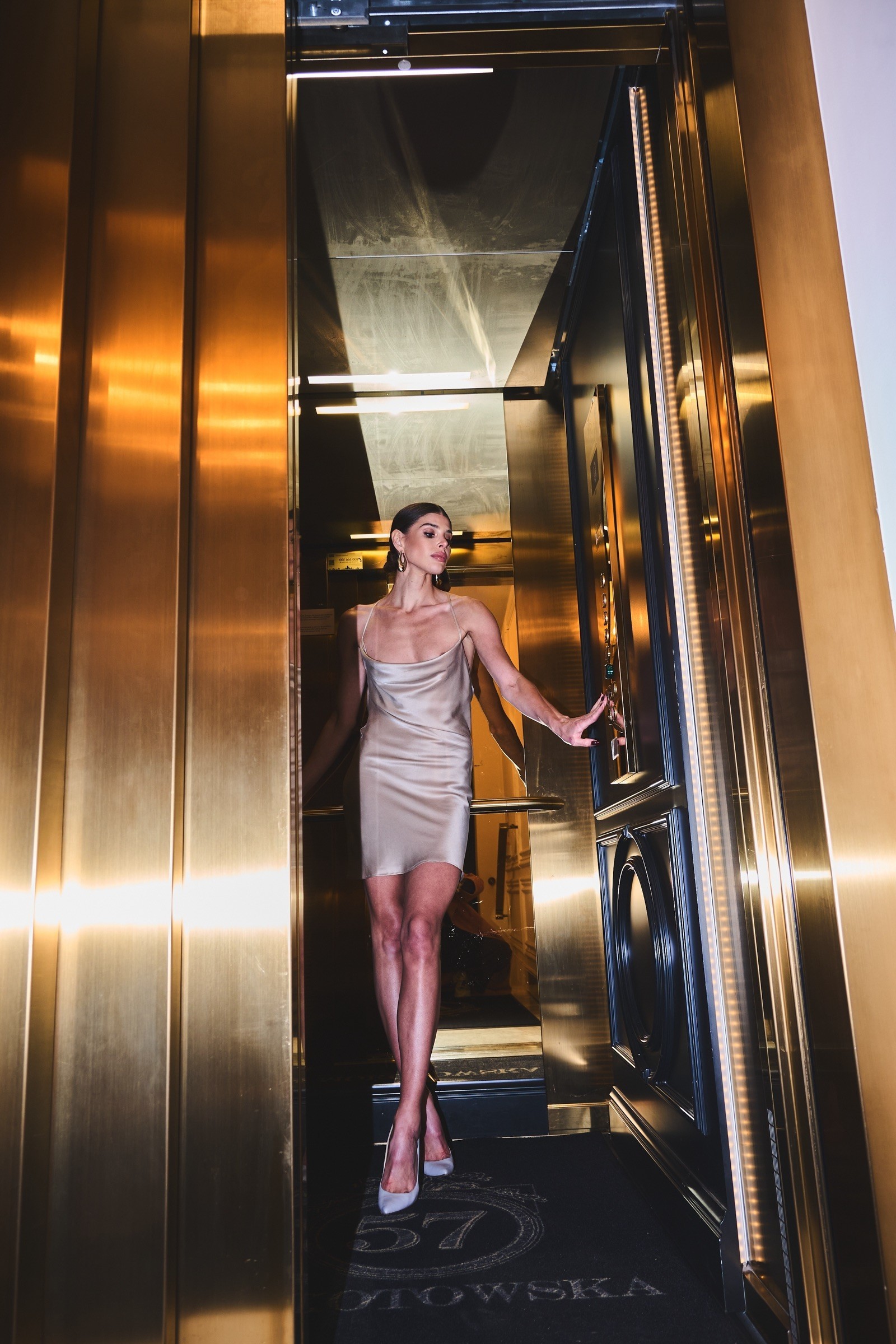 SUKIENKA GLOSSY BEIGE SILK